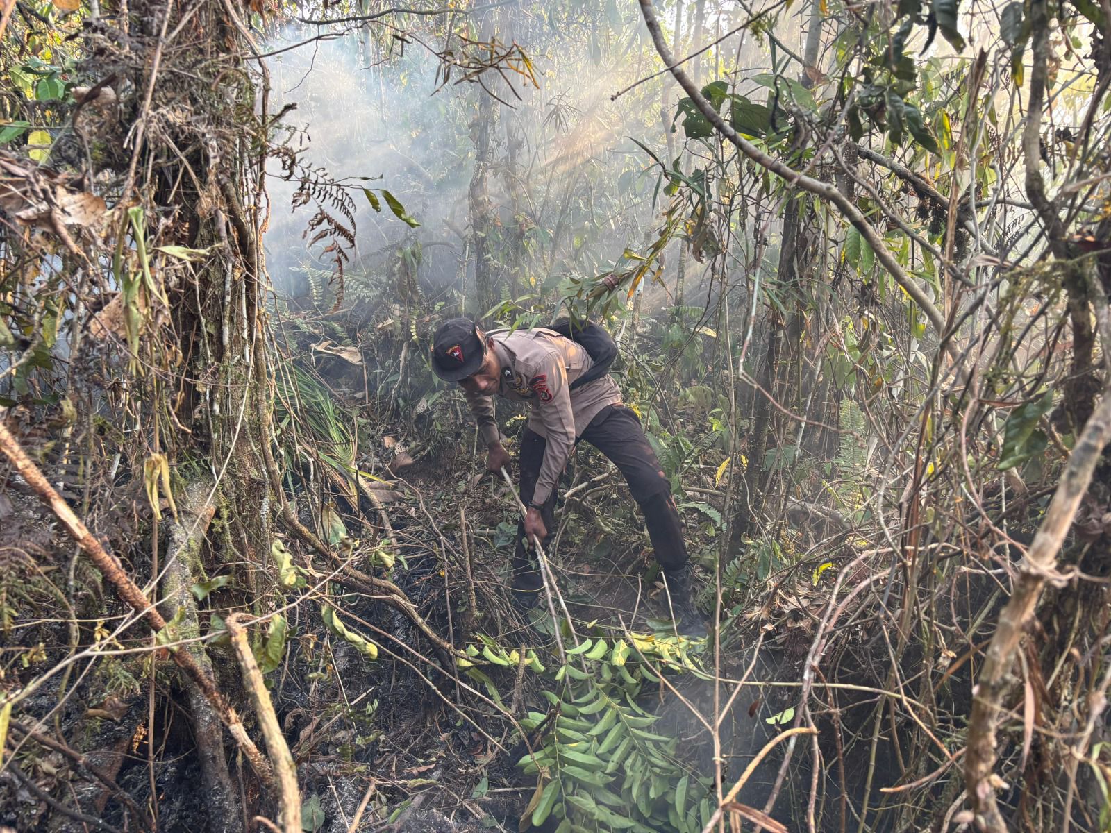 BARA MASIH MENGINTAI BIAK! HARI KEENAM KARHUTLA, BRIMOB TETAP TURUN JAGA AGAR API TIDAK BANGKIT KEMBALI