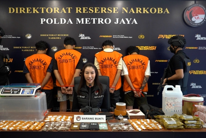 RUMAH WARGA DIJADIKAN PABRIK NARKOBA! SINDIKAT TEMBAKAU SINTETIS DI PASAR MINGGU BONGKAR — 4 TERSANGKA DIAMANKAN, 995 GRAM BARANG SITAAN!