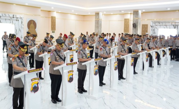 GUNCANGAN TOTAL POLDA JATENG! KAPOLDA RIBUT LAKUKAN PEROMBAKAN FUNDAMENTAL: 22 PIMPINAN KUNCI DIPERTAHANKAN, POLRES BATANG DIPROMOSIKAN JADI POLRESTA PERTAMA
