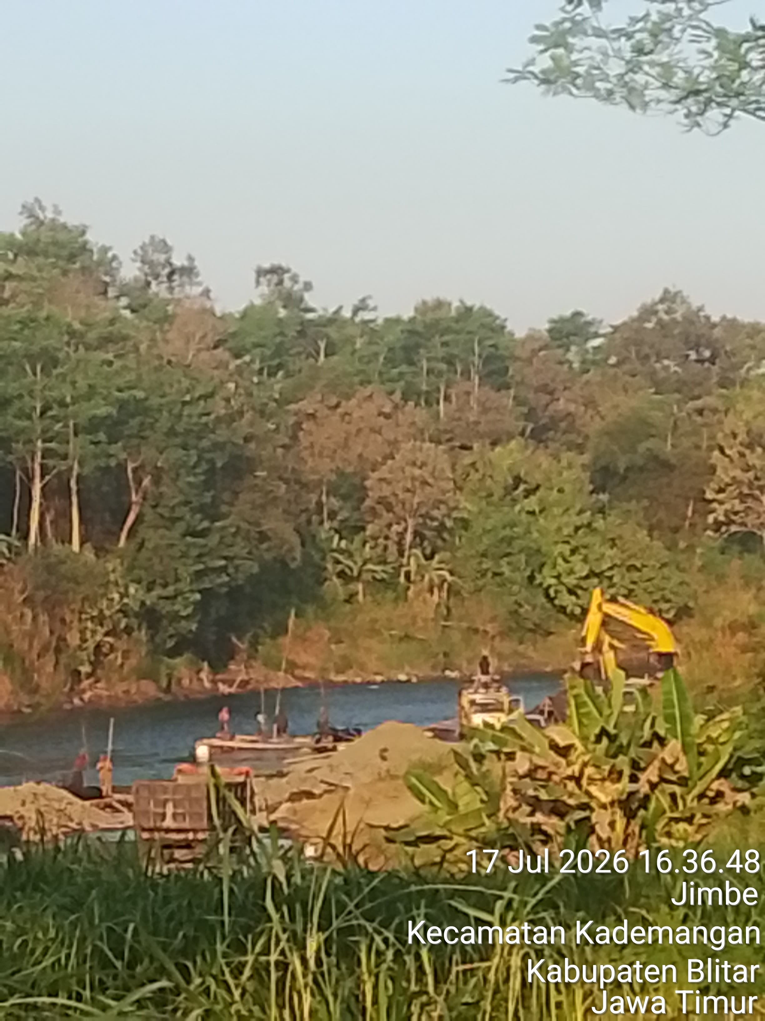 KEKUASAAN GELAP DI TEPI SUNGAI! JIMBE BLITAR DIJADIAN LOKASI JARAHAN PASIR ILEGAL, EKSKAVATOR BEBAS MERUSAK, WARGA TEROR BUNGKAM, DINAS & APARAT TUTUP MATA